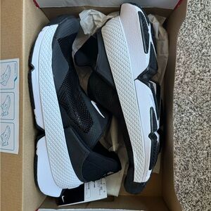 NEW in Box Nike Go Flyease Black/White Mens 10.5/ Womens 12